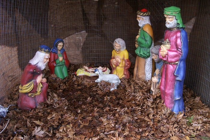 PICT1939 small VRISES XMAS FIGURES.jpg - 335937 Bytes
